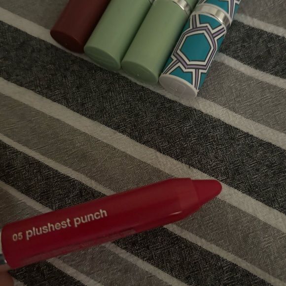 NIB clinique bundle ! 4 lipsticks and 1 “chubby stick” lip and cheek color ! - Picture 2 of 11